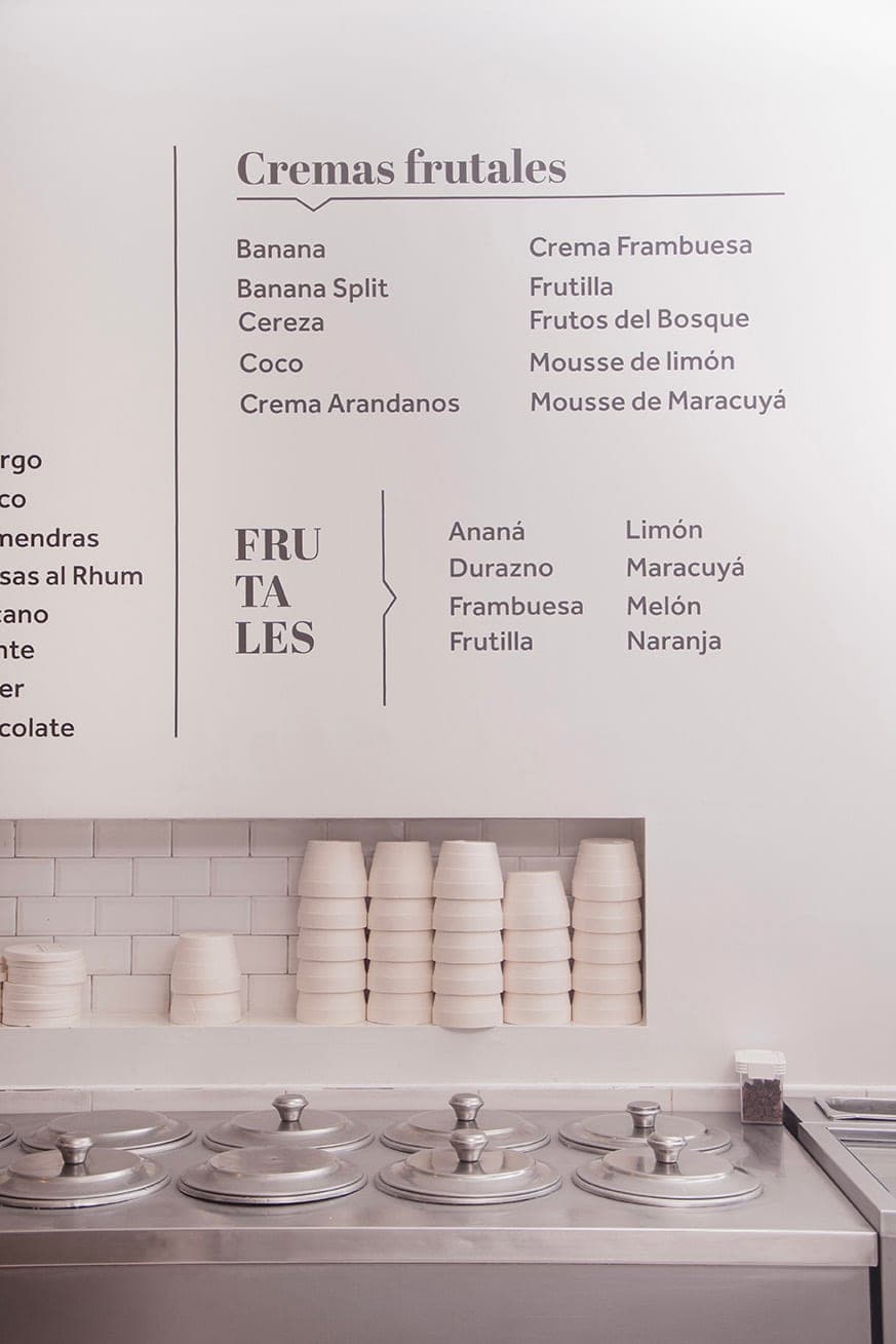 Pared con la carta de sabores de helado pintada a mano